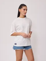 Remera negra de algodón con corte oversize y cuello redondo.