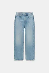 Jeans de tiro alto con corte mom fit, confeccionados en denim de lavado claro. Presentan diseño clásico de cinco bolsillos, trabillas para cinturón y cierre frontal con cremallera y botón metálico.