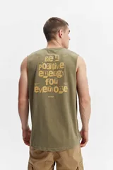 Musculosa oversize de algodón color verde militar, con sisas amplias y estampa tipográfica grande en la espalda.