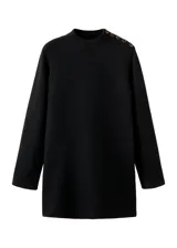 Vestido corto de punto negro con cuello alto y detalle de botones metálicos en el hombro.