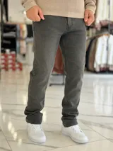 Pantalón de jean color beige, de corte recto y tiro estándar.
