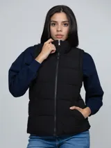 Chaleco acolchado Tommy Hilfiger de color negro, con cuello alto, cierre frontal de cremallera y dos bolsillos laterales de ojal.