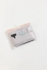 Vedetina menstrual de microfibra con corte láser y terminaciones bondeadas. Cuenta con laterales anchos y un pad interno de absorción moderada con forro de algodón en contacto con la piel.