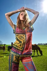 Remera de mangas cortas con escote en V y estampado multicolor con motivos ecuestres.