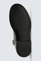 Bota de cuero con acabado abatanado, diseño de caña media, horma redonda y suela de goma con volumen a contraste.