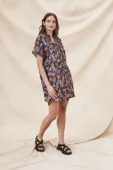 Túnica corta de lino y viscosa con estampado floral en tonos azules, rojos y negros.