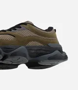 Championes estilo dad sneaker en color verde militar, con recortes en gamuza sintética y malla técnica. Presenta suela alta de goma termoplástica en color negro y cierre con cordones.