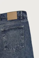 Jeans straight ankle fit de tiro medio, confeccionados en denim de algodón con efecto lavado oscuro, estilo clásico de cinco bolsillos y cierre frontal con cremallera y botón.