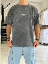 Remera oversize de efecto gastado color celeste, con cuello redondo y mangas cortas. Estampado frontal pequeño con el texto "Top Style" y gran estampado en la espalda con el mismo texto, la frase "Dream big. Work hard. Make it real.", el año "SINCE 2021" y un código de barras.