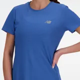 Remera deportiva azul de manga corta con logo de New Balance en el pecho.