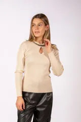 Sweater negro de tejido de punto acanalado, con ajuste al cuerpo, mangas largas y detalle de abertura tipo gota en el escote.