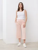 Pantalón capri color rosa claro de jersey marca Cupio, con pretina ancha elastizada, lazo de ajuste y bolsillos inclinados en la parte delantera.