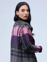 Cardigan largo con cuello con solapa y abertura central. Diseño a cuadros grandes en tonos rojo y gris. Delantera con bolsillos.