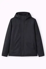 Campera negra con capucha, cierre frontal oculto, bolsillos laterales y bolsillos superiores con cierre.