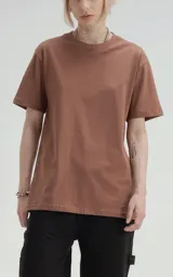 Remera de manga corta y cuello redondo, con calce regular y recorte en la espalda. Confeccionada en algodón premium de textura suave.