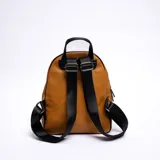 Mochila pequeña color marrón con detalles en negro, doble cierre frontal y correa regulable.