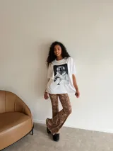 Remeron de algodón color blanco, de corte oversize y manga corta, con estampa frontal de un oso con auriculares y taza de café.