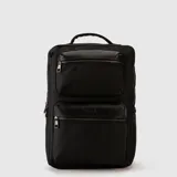 Mochila ejecutiva de diseño formal en color negro, confeccionada en material textil con detalles en simil cuero. Cuenta con múltiples compartimentos exteriores con cierre, asa superior reforzada y compartimento acolchado para laptop.