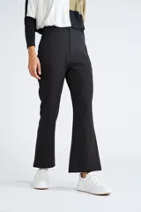 Pantalón de vestir color beige con corte de pierna tipo trompeta y cintura con pasa cintos.