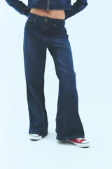 Pantalón de jean tiro bajo, corte oversize, color azul denim con badana de PU y avíos metálicos.