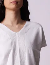 Buzo tejido color blanco, marca Ninety. Escote en V. Calado en escote y delantera.