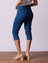 Jegging capri de algodón color azul denim, marca Erika. Tiene pretina elastizada, bolsillos delanteros simulados y bolsillos traseros aplicados.