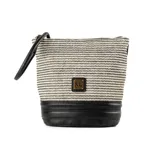 Bandolera de diseño tipo cubo, confeccionada en una combinación de rafia con patrón de tejido en zigzag blanco y negro, y base de cuero sintético negro. Presenta una placa metálica dorada con el logo de la marca en el frente y una correa fija de cuero sintético negro.