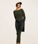 Vestido midi de punto acanalado de la marca Marfinno, color negro, de corte ajustado, con cuello barco y mangas largas.