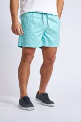 Short de baño con estampado de rayas horizontales en tonos turquesa y blanco. Presenta cintura elástica con cordón ajustable, bolsillos laterales y logo bordado en la parte inferior.