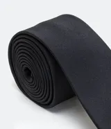 Corbata de hombre modelo slim confeccionada en satén de poliéster, con diseño liso y elegante.