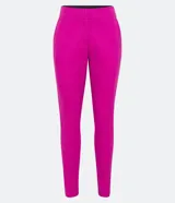 Pantalón de vestir rojo con corte cigarette, bolsillos delanteros y aberturas laterales en el ruedo.