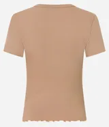 Blusa básica de manga corta y cuello redondo, confeccionada en viscosa texturizada con elastano, de corte ajustado y diseño con bajo ondulado.