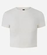 Blusa cropped de Blue Steel, confeccionada en algodón con elastano. Presenta cuello redondo, mangas cortas y un diseño básico ajustado al cuerpo.