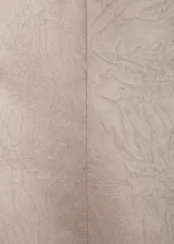 Vestido corto de fiesta confeccionado en tejido satinado con efecto arrugado. Presenta un diseño entallado sin mangas, con escote en pico, tirantes anchos y un detalle de adorno con lentejuelas y cuentas de cristal en la parte superior. Incluye forro interior y cierre de cremallera en la parte posterior.