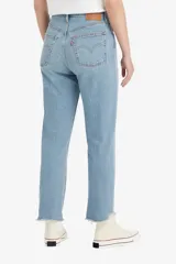 Pantalón de jean Levis modelo 501 Crop, color celeste claro, de corte recto, tiro alto y largo cropped con terminación desflecada.