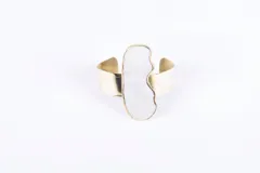 Brazalete dorado con engarce de nácar irregular.