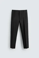 Pantalón de corte regular fit confeccionado en lana de origen italiano. Presenta bolsillos laterales, bolsillo cerillero frontal, bolsillos traseros de vivo y cierre frontal con cremallera y botón.