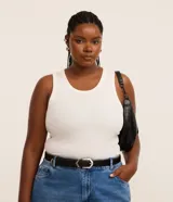 Musculosa plus size de Ashua, confeccionada en tejido rib acanalado de viscosa, con cuello redondo y diseño ajustado sin mangas.