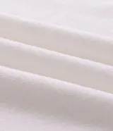 Remera de algodón y poliéster color blanco, con cuello redondo, mangas cortas y calce holgado. Presenta una estampa frontal minimalista con diseño de sol y lettering en relieve.