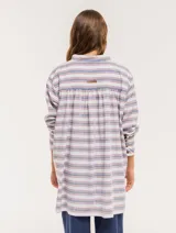 Camisa oversize con cuello mao, puño grueso y frunces en la espalda. Diseño a rayas horizontales azules y beige.