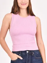 Musculosa de tejido de punto acanalado color negro, con cuello redondo y diseño ajustado al cuerpo.