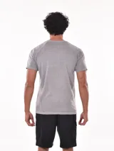 Remera de manga corta, cuello redondo y calce regular, color gris con efecto gastado o lavado.
