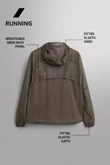 Chaqueta cortavientos de tejido técnico con estructura ripstop, cuello subido con capucha, cierre frontal de cremallera, bolsillos laterales ocultos y zonas perforadas para mayor transpirabilidad.