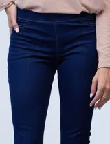 Jegging azul con pretina elastizada, bolsillos delanteros simulados y bolsillos traseros aplicados.