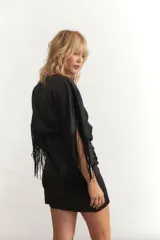 Vestido corto celeste de satén con escote en V, mangas cortas con flecos negros y drapeado en la falda.