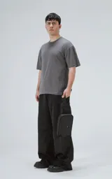 Remera de algodón premium color gris concreto, con corte crop, calce oversize, hombros caídos y cuello redondo rib al tono.