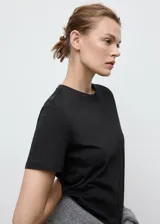 Camiseta básica de manga corta y cuello redondo, confeccionada en algodón orgánico con diseño de corte recto.