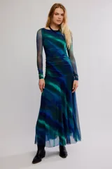 Vestido largo de tul con estampado degradado en tonos azules y verdes, manga larga, escote bote y diseño drapeado en el torso.