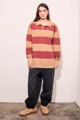 Sweater de algodón a rayas horizontales color crema y marrón, con cuello polo y mangas largas.