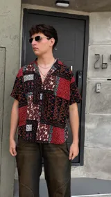 Camisa de manga corta con estampado de parches en tonos rojo, negro y blanco.